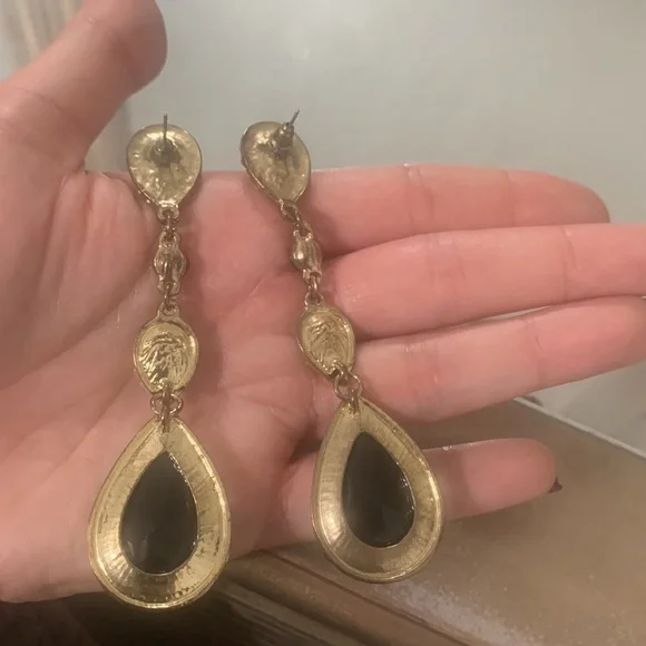Beautiful pre-loved black dangly earrings! - Picture 2 of 2